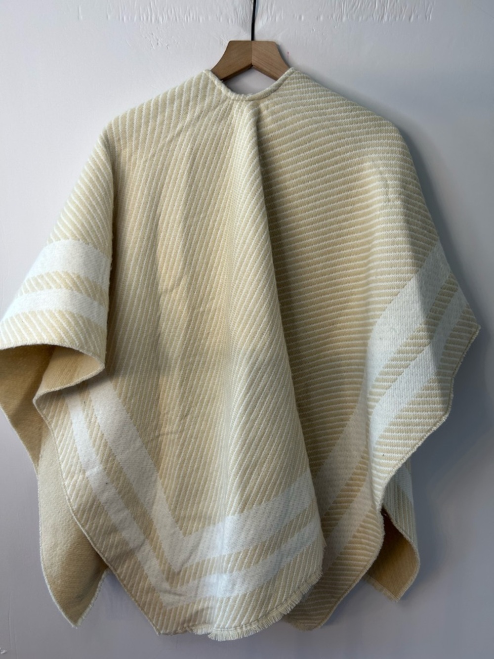 *NWT* Lauren Ralph Lauren Women’s Woven Twill-Border Ruana Cape, One Size - Picture 8 of 11
